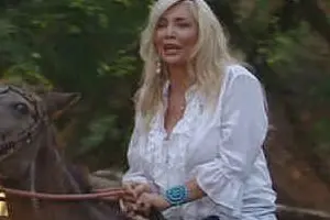 Mara Venier durante una puntata di ''La Fattoria''