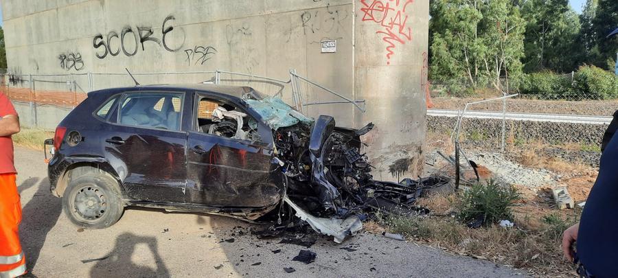Oristano Auto Contro Un Pilastro Del Cavalcavia Muore Un Giovane L Unione Sarda It