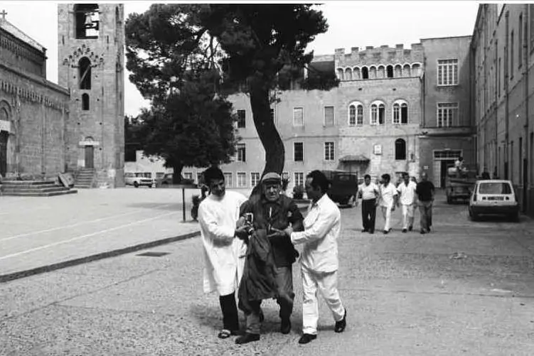 Un paziente di Villa Clara, ospedale psichiatrico cagliaritano, fotografato da Josto Manca nel 1975 per L'Unione Sarda