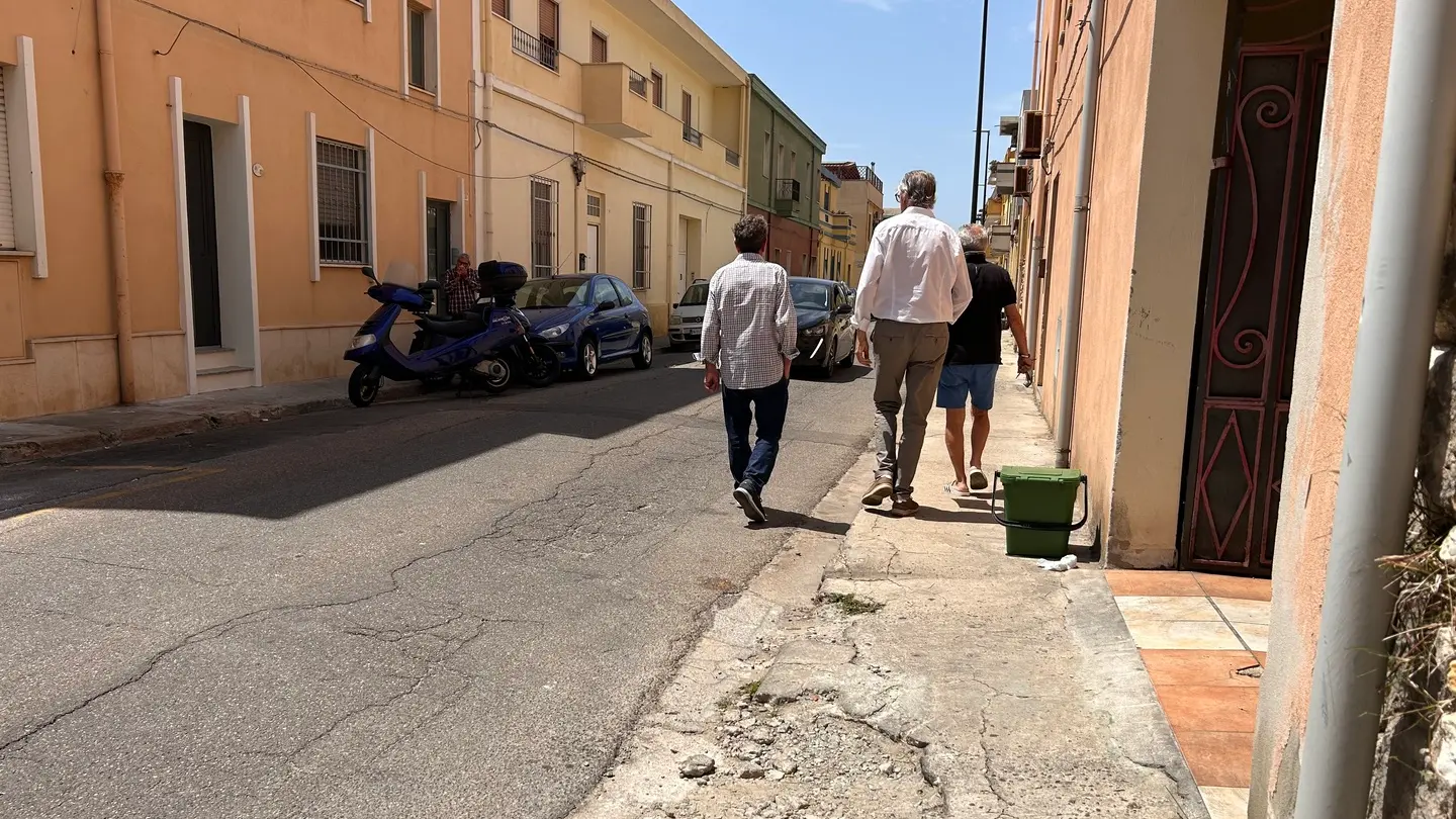 Via San Luigi con marciapiedi e strada in fase di restyling, operai e mezzi in azione