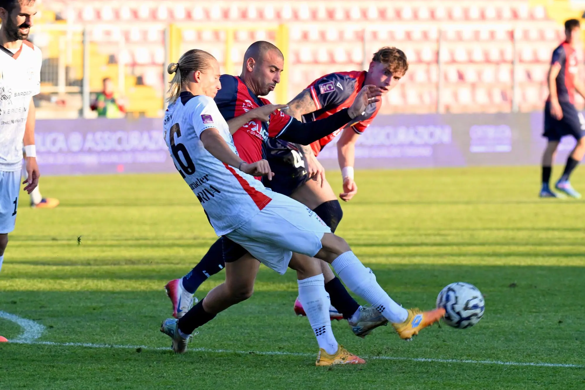 Sala, in maglia bianca, tra i migliorid ella Torres (foto ufficio stampa Gubbio)