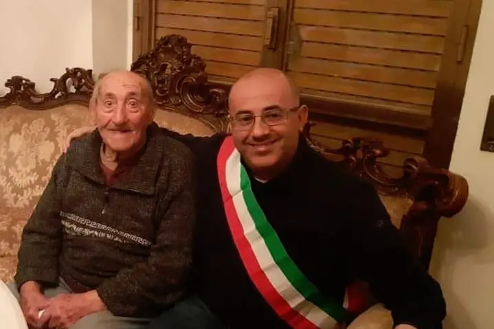 Zio Mario Giua con il sindaco Fabio Albieri (foto concessa)