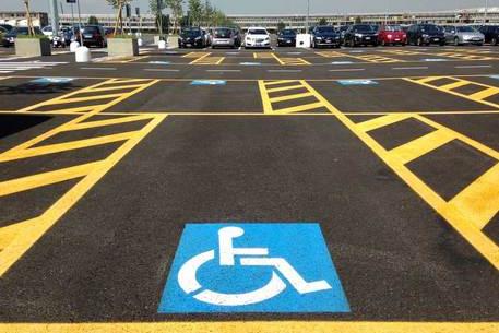 Parcheggi per disabili e donne incinte, le multe ora sono salatissime: fino a 672 euro