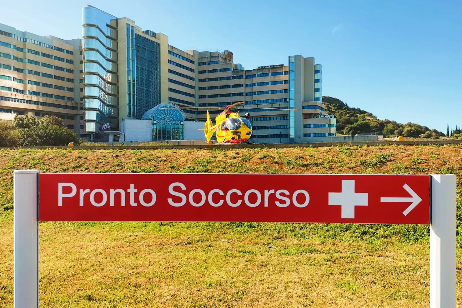 Elisoccorso davanti al Pronto soccorso del Brotzu (archivio L'Unione Sarda)