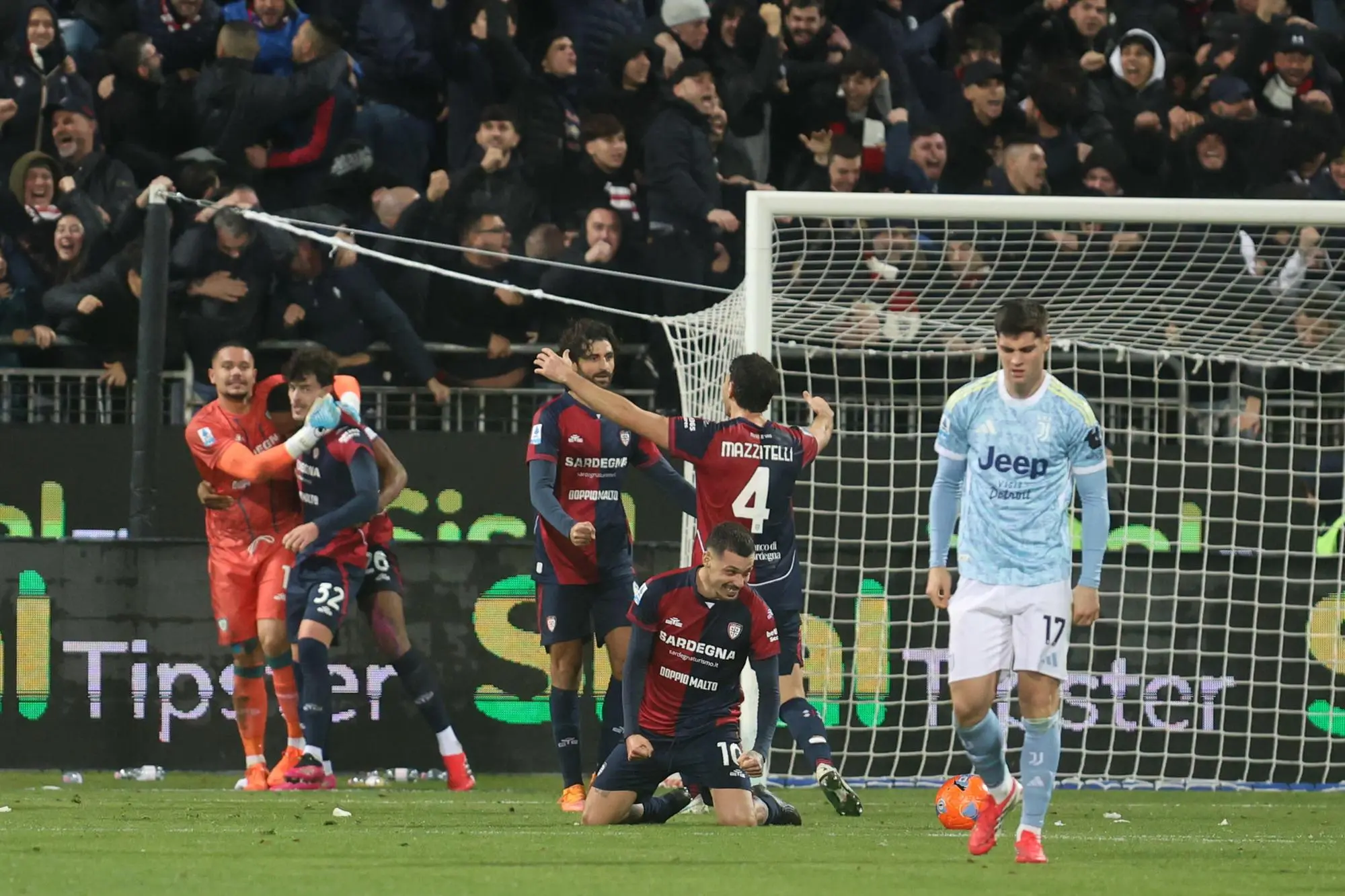 L'esultanza del Cagliari per la vittoria contro la Juventus (foto Ansa)