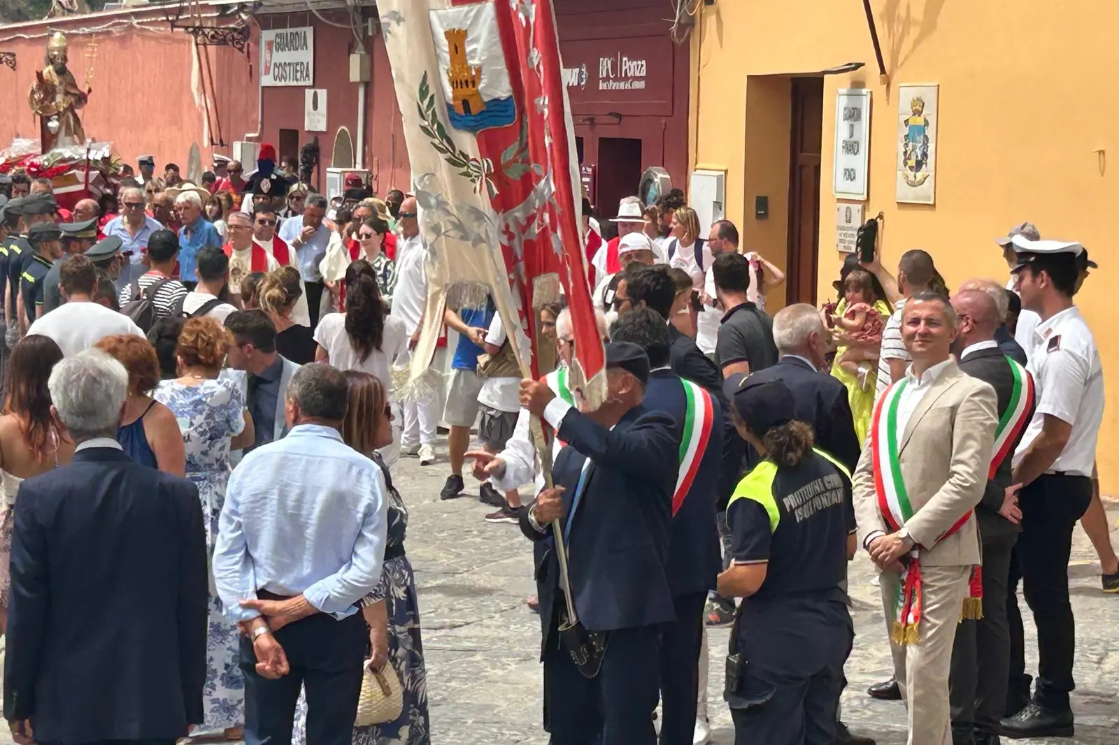 La processione sulle strade di Ponza alla presenza, fra le altre, del sindaco di Tortolì Marcello Ladu (foto concessa)