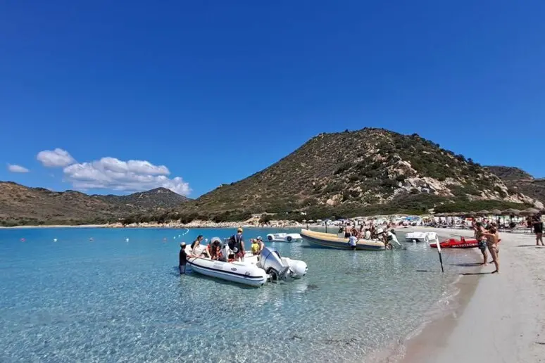 Turisti in Sardegna (foto Ansa)