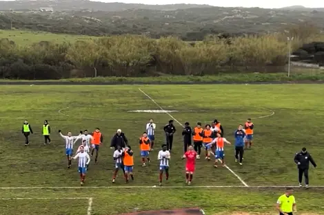 L'esultanza del Santa Teresa dopo la vittoria con la Ferrini Cagliari (foto Ilenia Giagnoni)