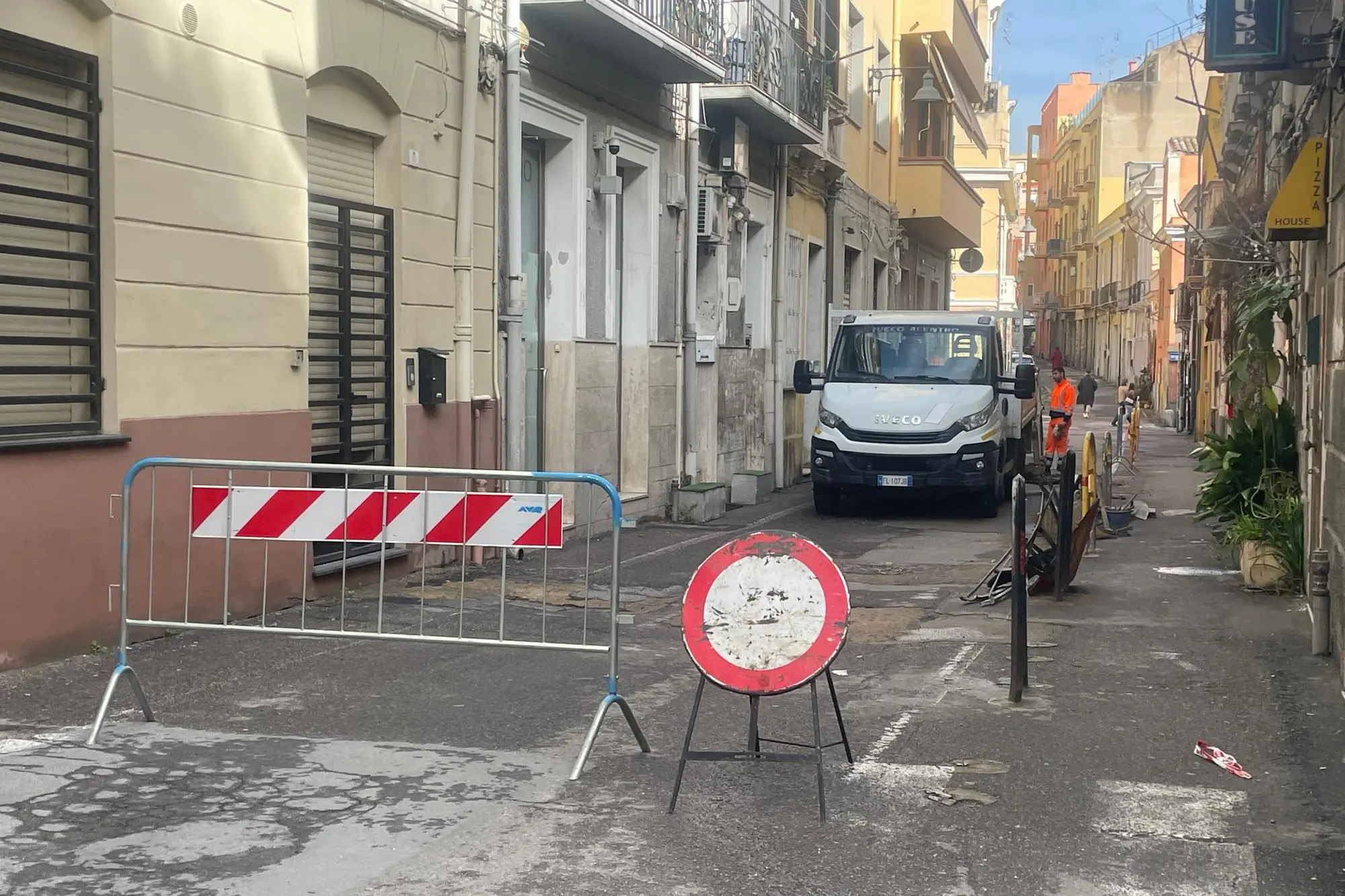 Cagliari, il cedimento della strada in via Eleonora d’Arborea (foto Spignesi)