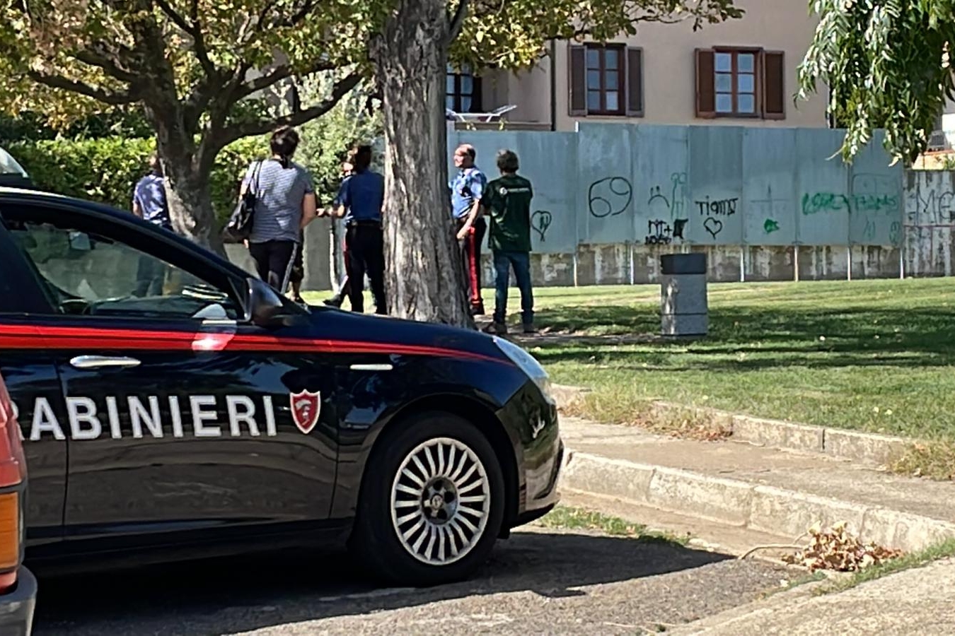 L'intervento dei carabinieri nel parco di piazza Brigata Sassari (L'Unione Sarda)