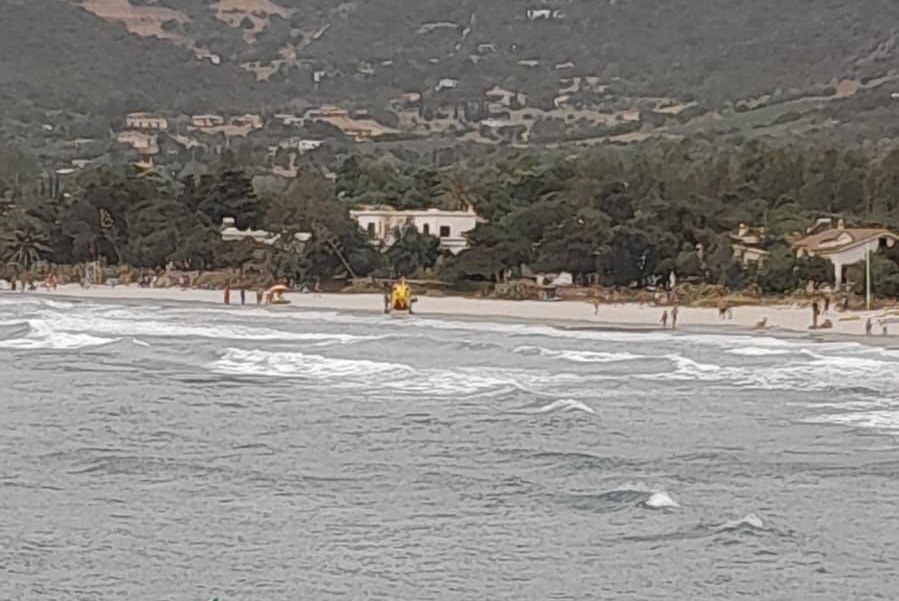 L'elicottero dell'Areus atterrato sul litorale di Sarrala, Marina di Tertenia (foto Secci)