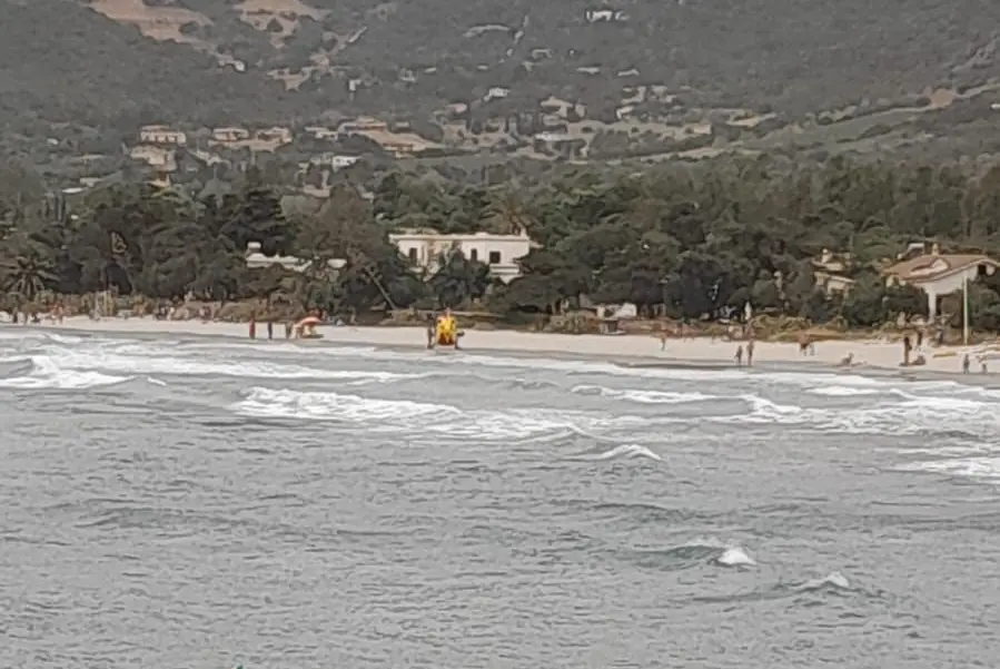 L'elicottero dell'Areus atterrato sul litorale di Sarrala, Marina di Tertenia (foto Secci)