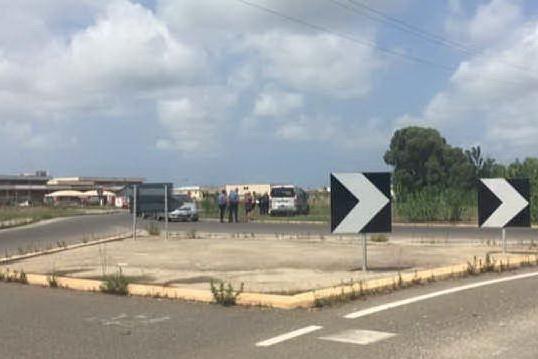 Oristano, auto di turisti contromano: scontro alla rotonda di Brabau