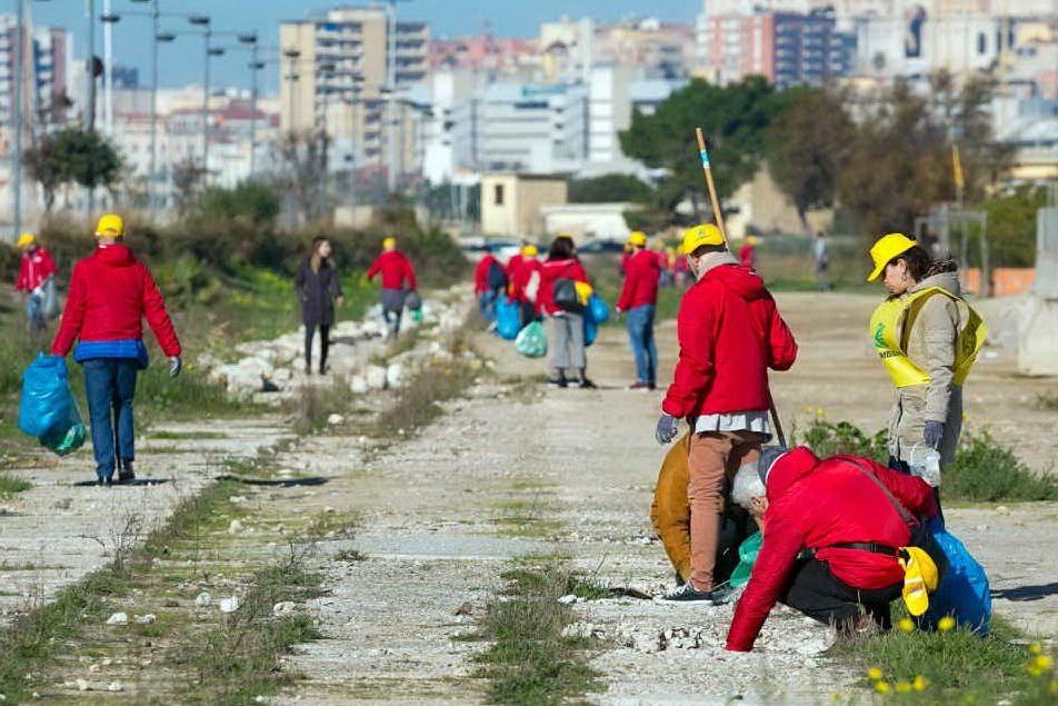 Sant'Elia, i dipendenti Ichnusa e il Cagliari Calcio ripuliscono il quartiere