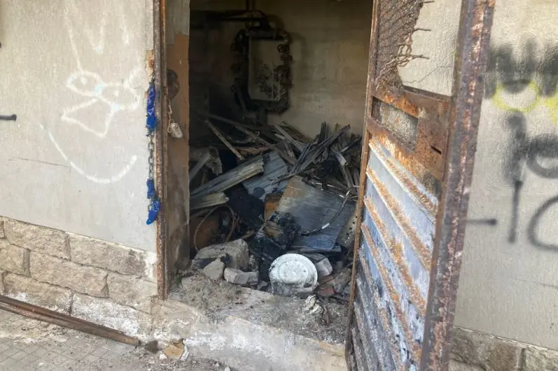 Il vano caldaia incendiato (foto Pala)