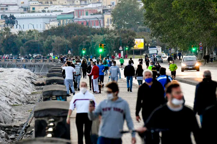 Folla sul lungomare Caracciolo a Napoli 'riaperto' , solo in alcune ore del giorno come disposto da Governatore della Campania Vincenzo De Luca, per una passeggiata o per chi fa jogging. 27 aprile 2020. ANSA/ CIRO FUSCO