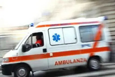 Un'ambulanza (foto L'Unione Sarda)