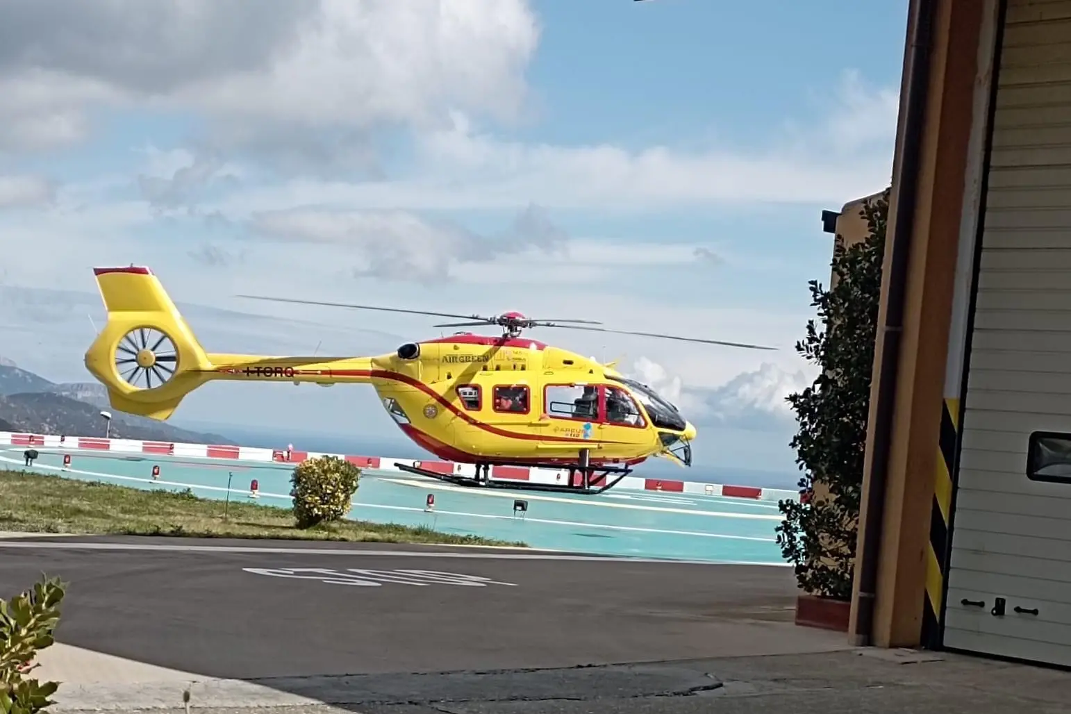 L'elicottero dell'Areus pronto al decollo con a bordo il fegato appena prelevato (foto Secci)