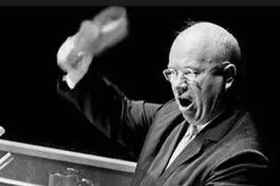 #AccaddeOggi: 12 ottobre 1960, Nikita Kruscev batte la scarpa sul tavolo dell'Assemblea generale dell'Onu, una delle più infuocate della storia