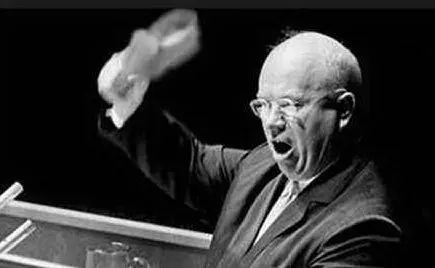 #AccaddeOggi: 12 ottobre 1960, Nikita Kruscev batte la scarpa sul tavolo dell'Assemblea generale dell'Onu, una delle più infuocate della storia