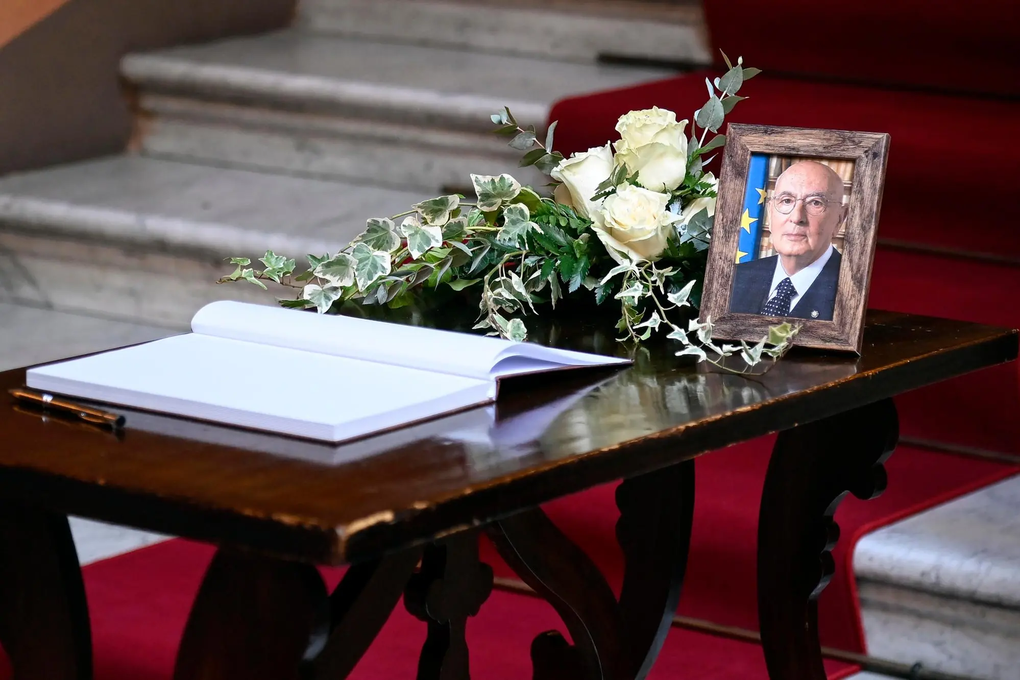 La Camera ardente del Presidente emerito Giorgio Napolitano in Senato (Ansa)