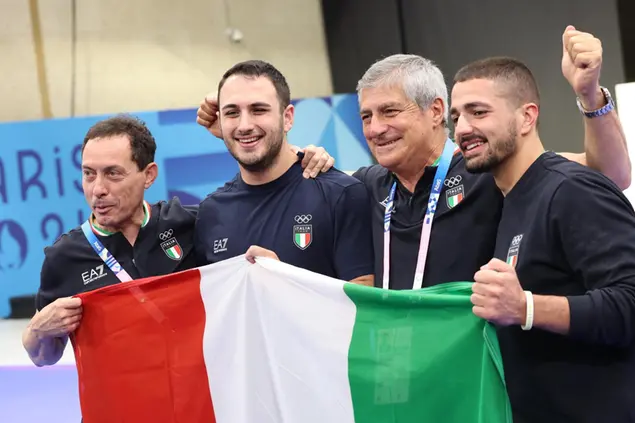 Federico Nilo Maldini e Paolo Monna con i loro coach (Ansa)