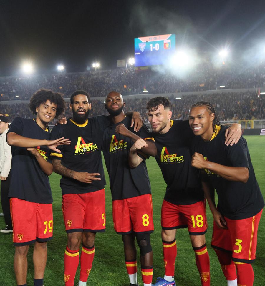 Il Lecce festeggia la salvezza Di Francesco, l’ora del riscatto