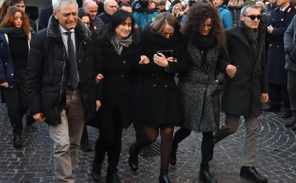 I familiari all'arrivo in piazza Duomo