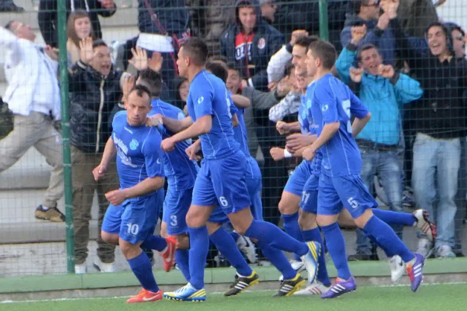 L'esultanza dopo un gol dei giocatori del Latte Dolce