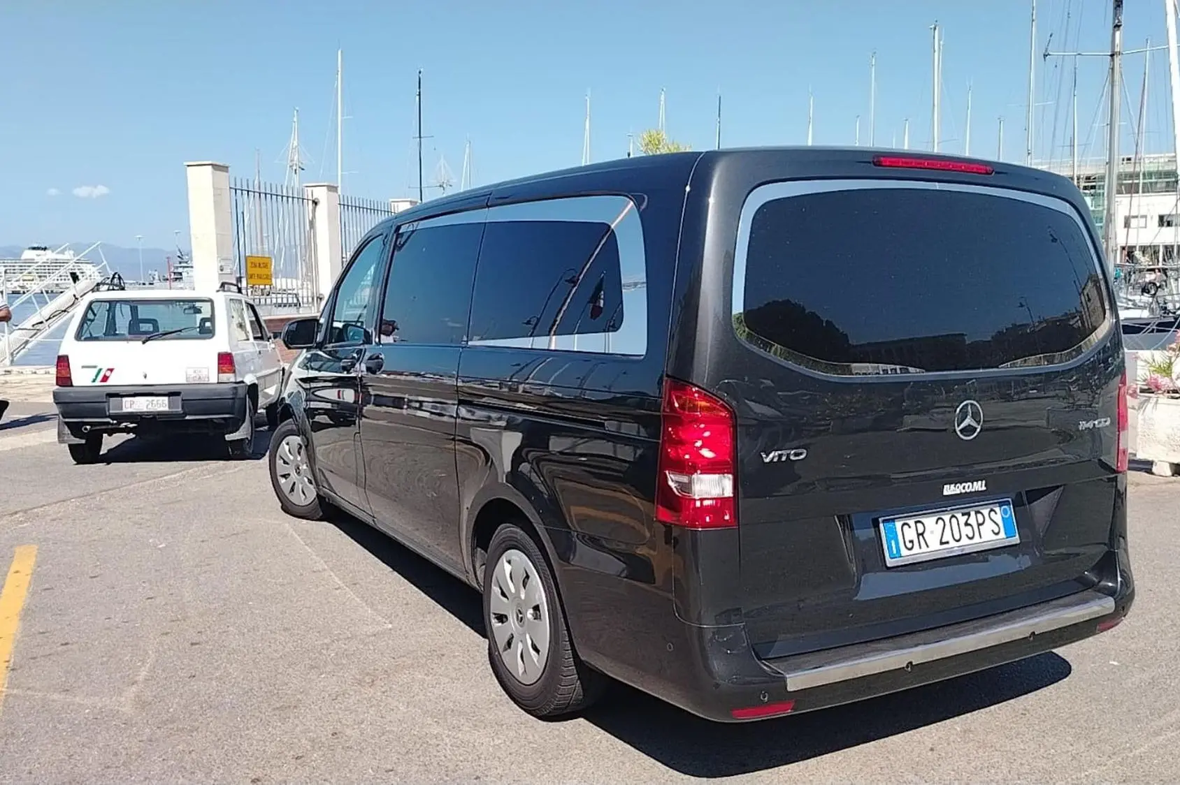 Il carro funebre parcheggiato alla Capitaneria di Porto a Cagliari, dopo il recupero del cadavere al Poetto (foto Ansa)