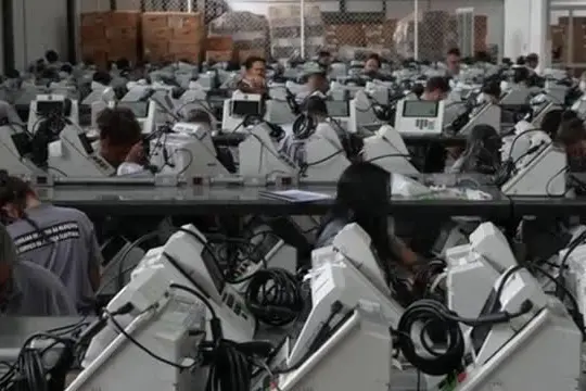 Elezioni in Brasile, la preparazione delle macchine per il voto elettronico