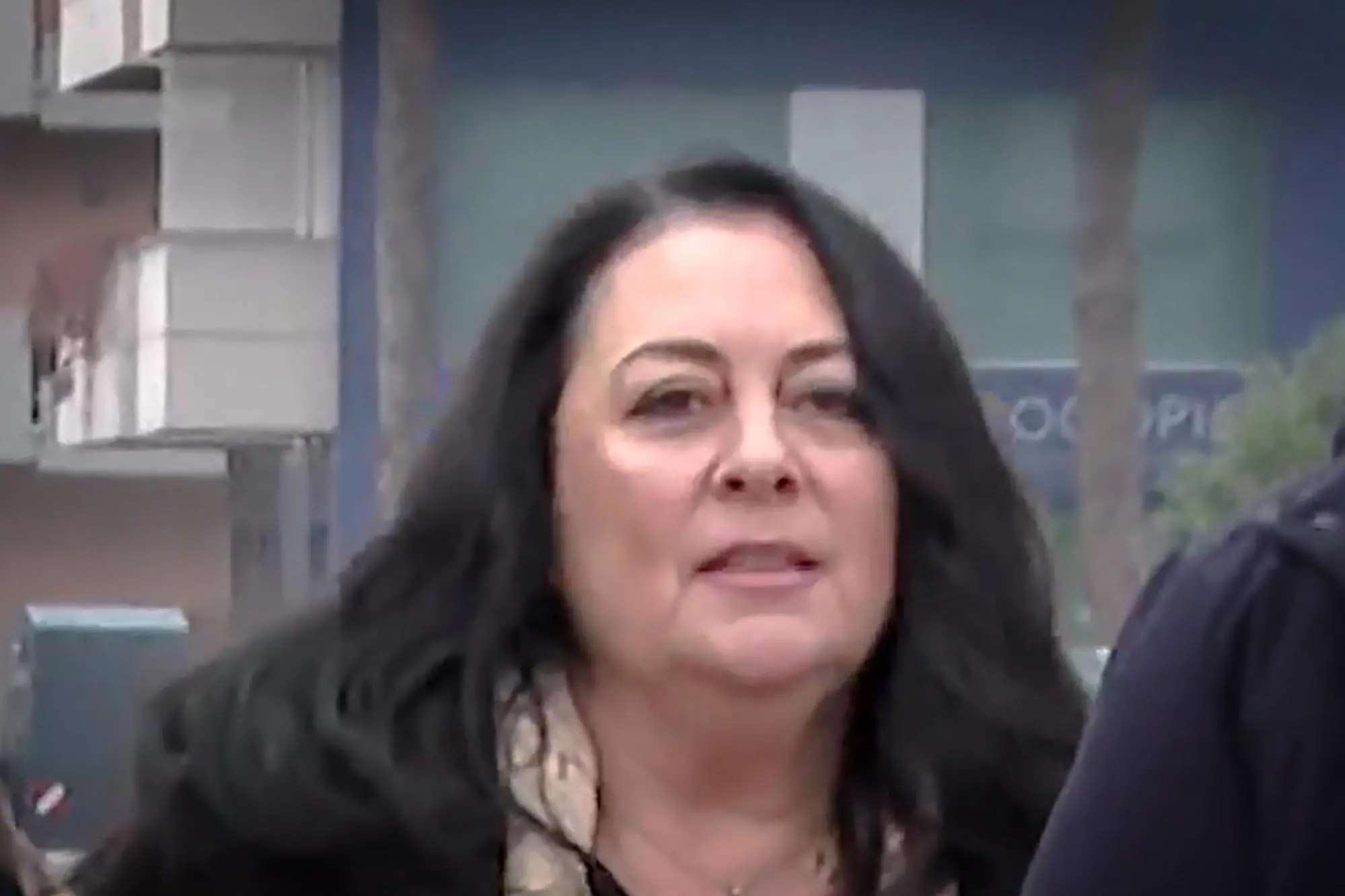 Manuela Bianchi all'entrata del tribunale di Rimini in una immagine di archivio. Louis Dassilva assolto e immediatamente liberato. E' arrivata nel cuore della notte, dopo le 2 e dopo oltre 16 ore di camera di consiglio della Corte di assise di Rimini la sentenza sull'omicidio di Pierina Paganelli, anziana vicina di casa dell'unico imputato, assassinio avvenuto a Rimini il 3 ottobre del 2023. ANSA/Dorin Mihai