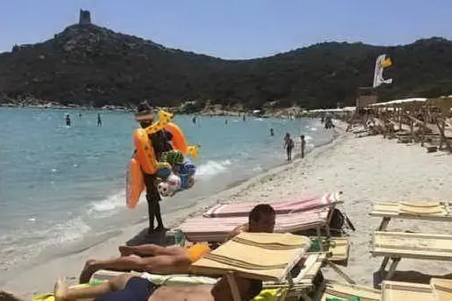 Ambulanti in spiaggia (foto archivio Unione Sarda)
