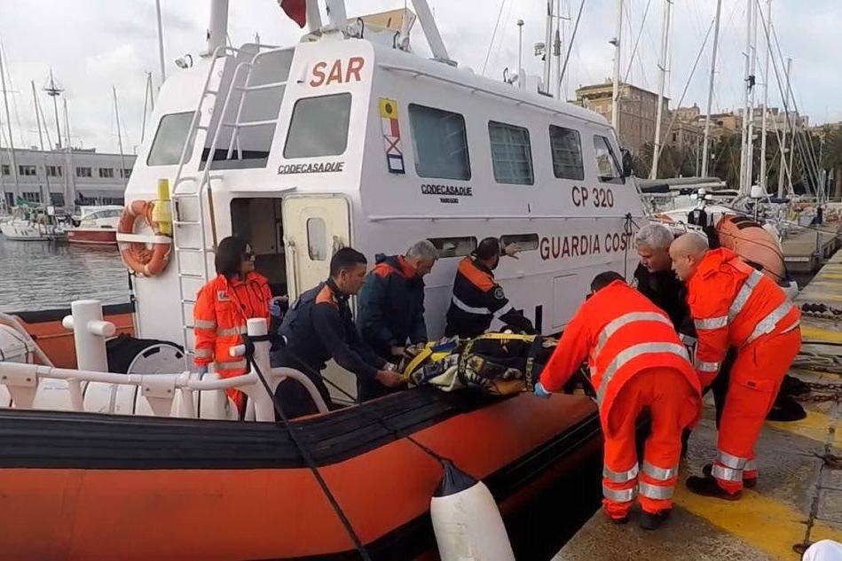 Emergenza al largo della Sardegna, soccorsa una donna