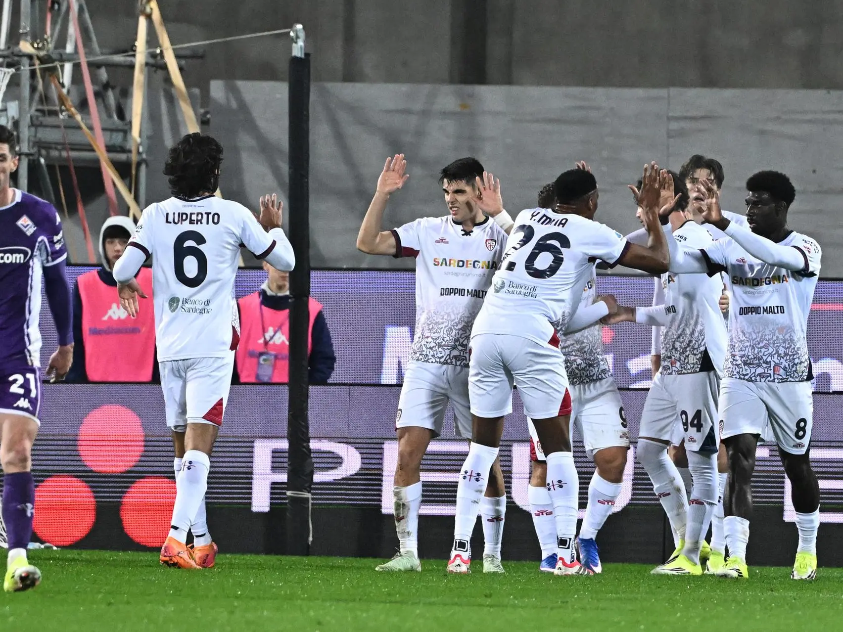 Cagliari's forward Semih K?l?çsoy celebrates with teammates after scoring the 0-1 goal during the Italian serie A soccer match ACF Fiorentina vs Cagliari calcio at Artemio Franchi Stadium in Florence, Italy, 24 January 2026 ANSA/CLAUDIO GIOVANNINI