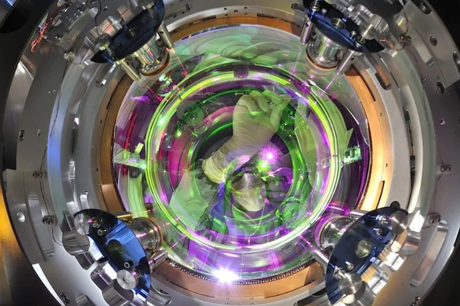 Un esempio di specchio per l'Einstein Telescope (foto via Ansa)