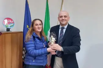 La consegna di una bottiglia d'olio al sindaco La Delfa