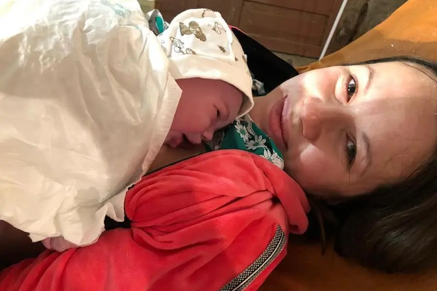La giovane mamma con la piccola Mia (foto Facebook)