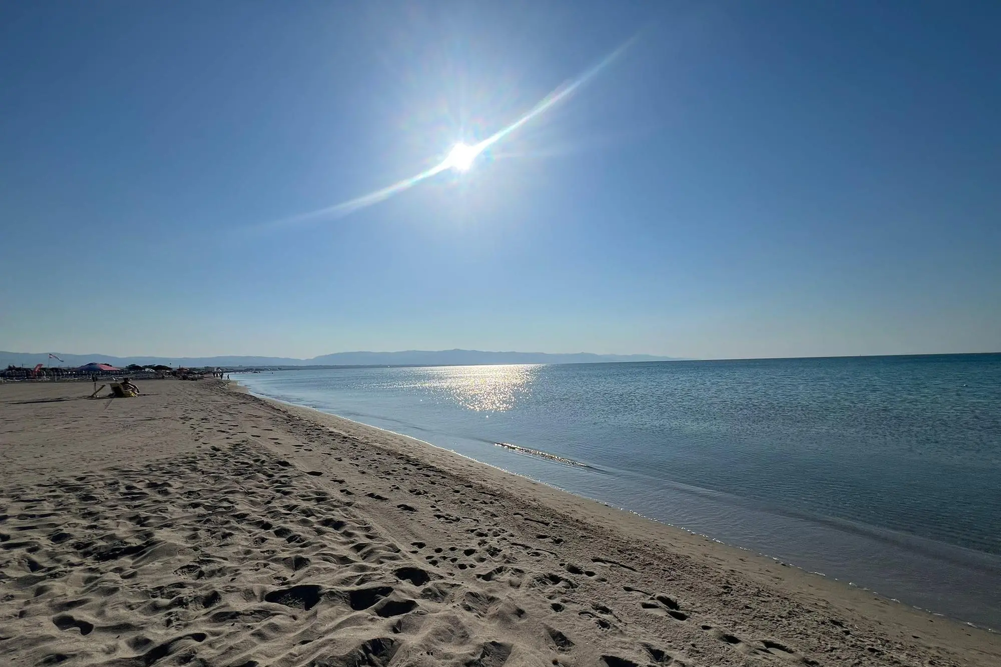 La spiaggia del Poetto nella domenica mattina con il divieto di balneazione in vigore