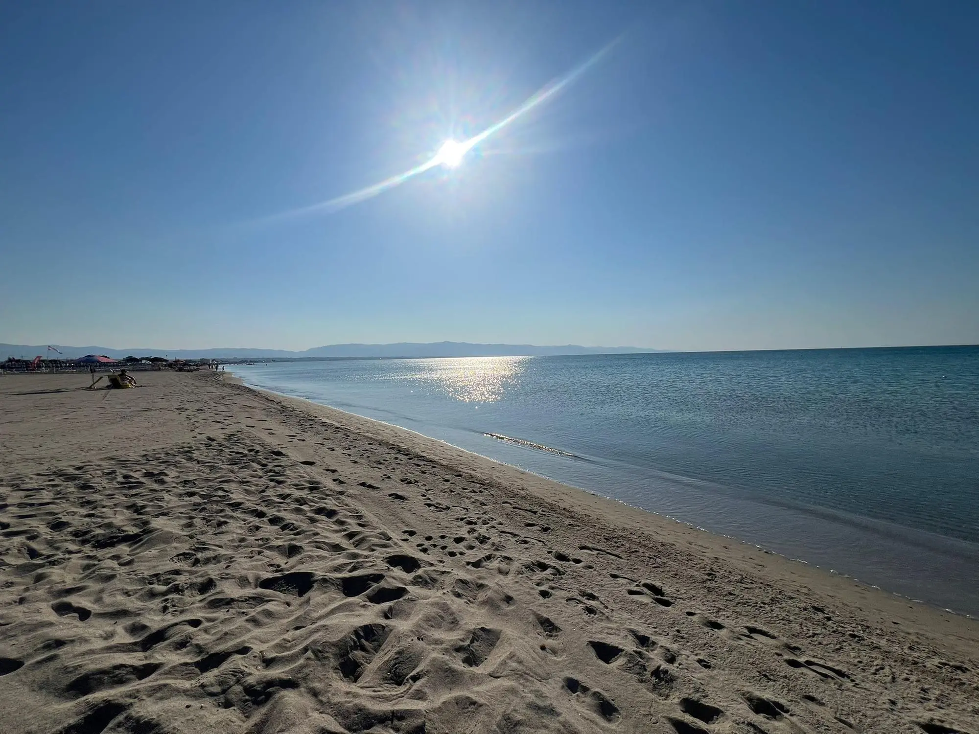 La spiaggia del Poetto nella domenica mattina con il divieto di balneazione in vigore