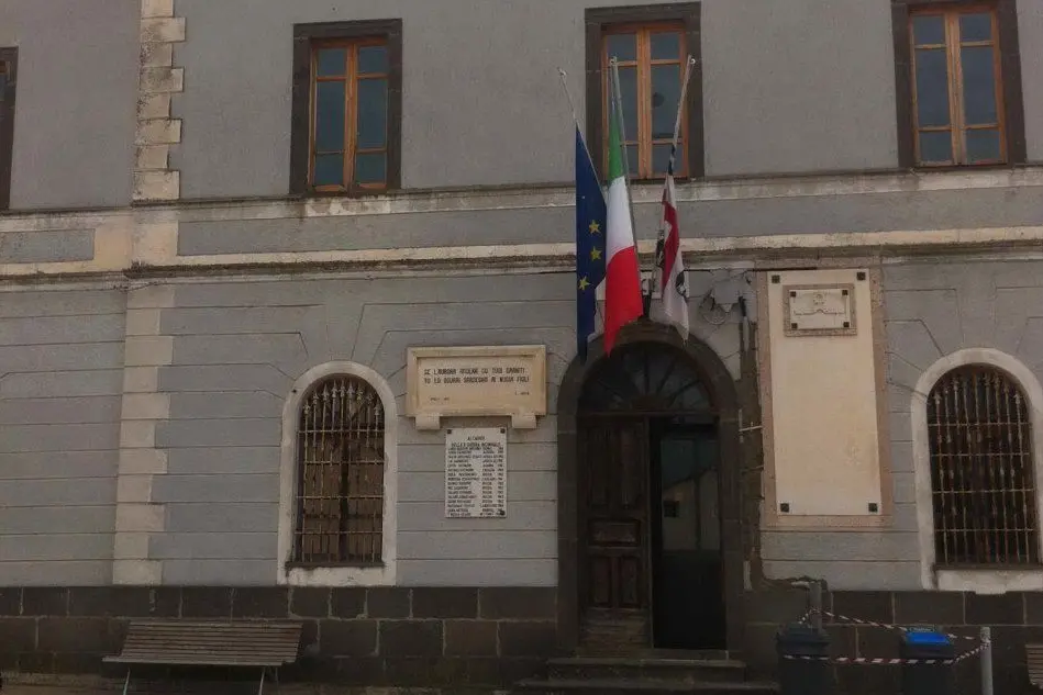 Il municipio di Sedilo (Archivio L'Unione Sarda)