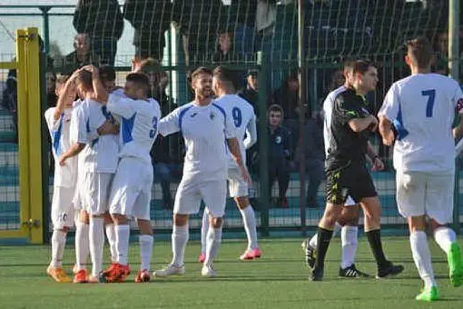 Alcuni giocatore del La Palma Monte Urpinu esultano dopo un gol