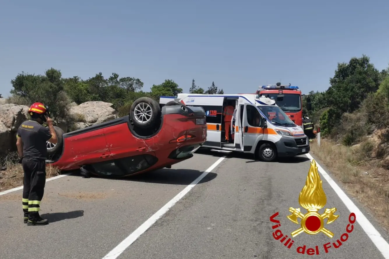 L'auto ribaltata (foto vigili del fuoco)