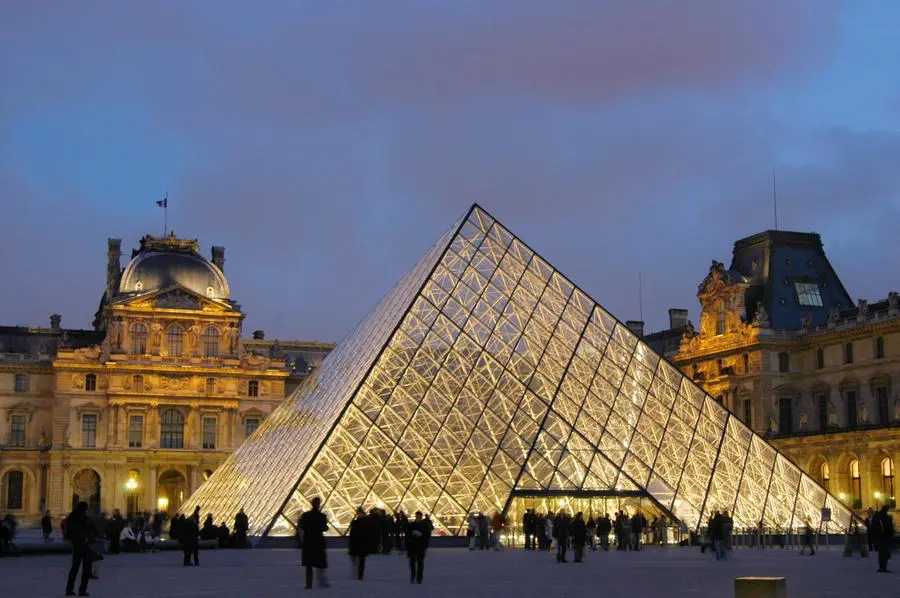 La Piramide del Louvre (foto archivio L'Unione Sarda)