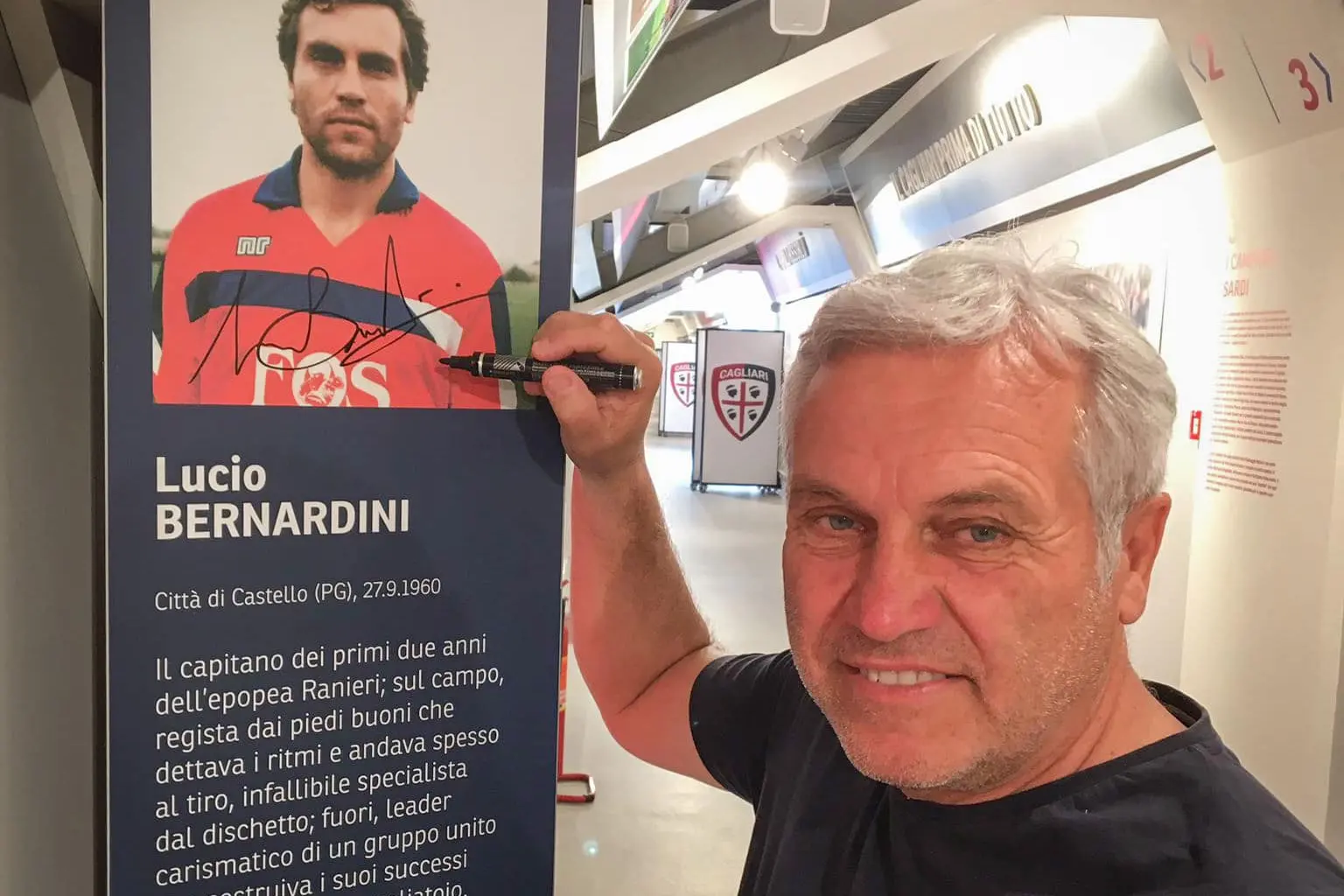 Lucio Bernardini firma la sua foto all'Unipol Domus (foto Cagliari Calcio)