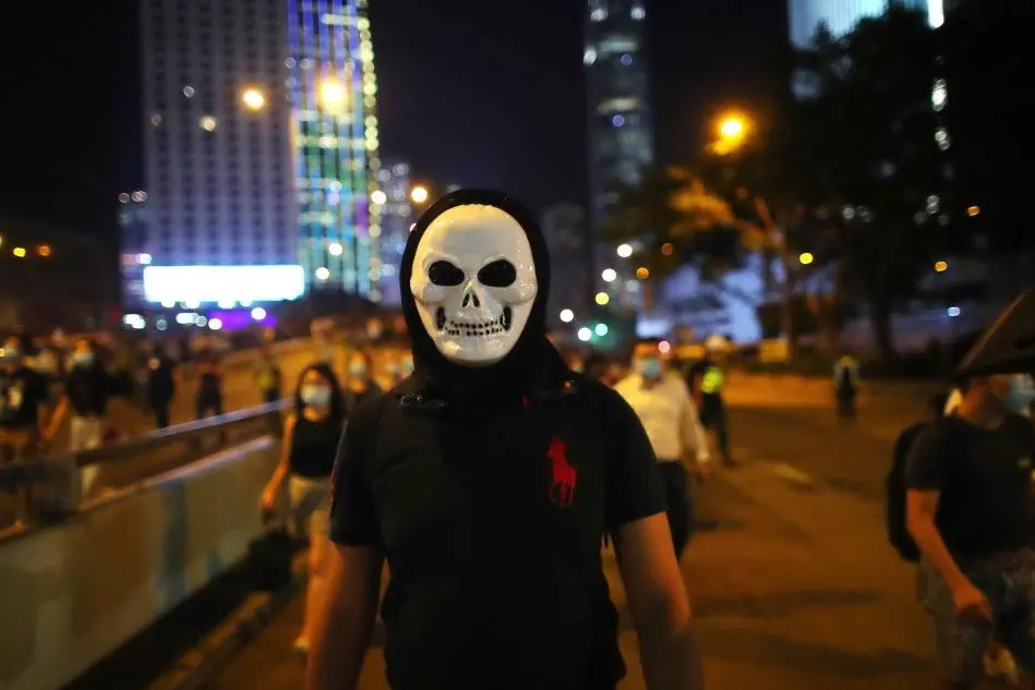 Manifestanti a Hong Kong, ora c'è il divieto di maschere (Ansa)