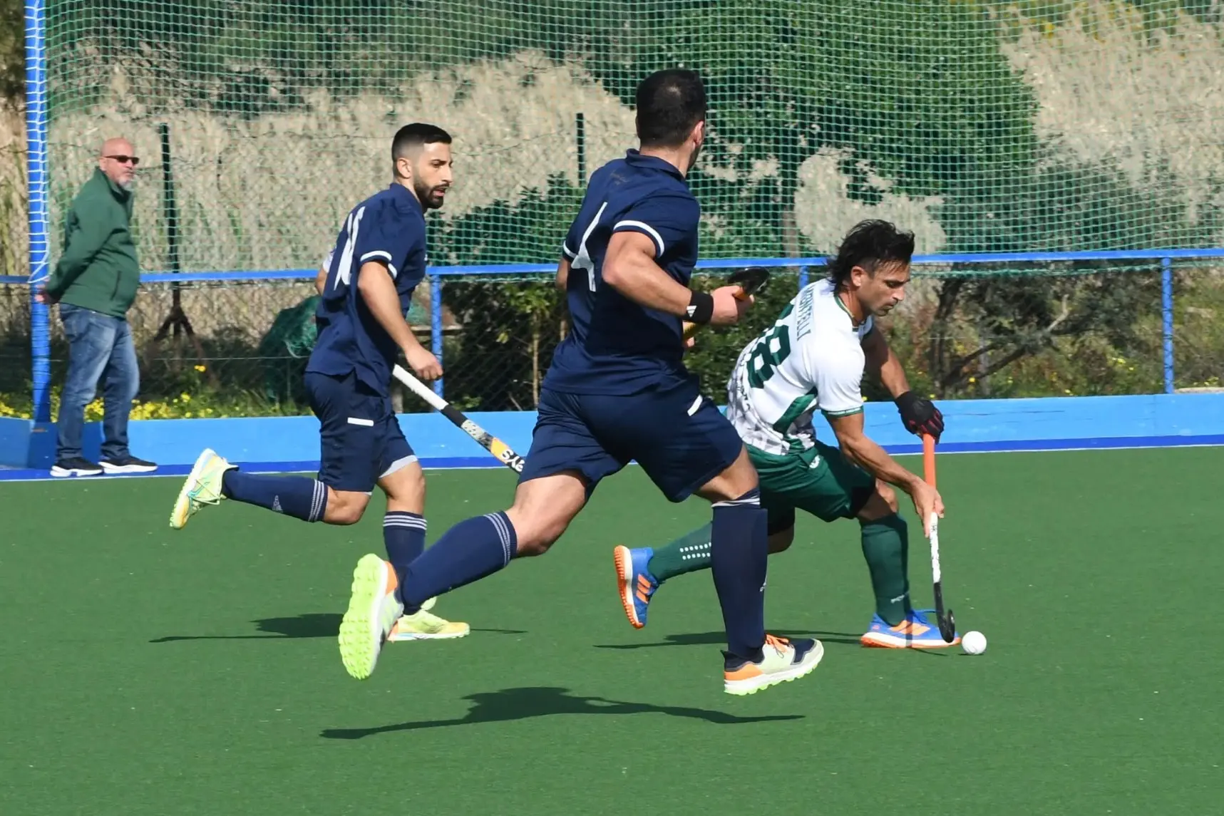 Santiago Montelli, in maglia bianca, ha segnato le prime due reti dell'Amsicora nel derby con la Ferrini (Foto Giuseppe Meloni)