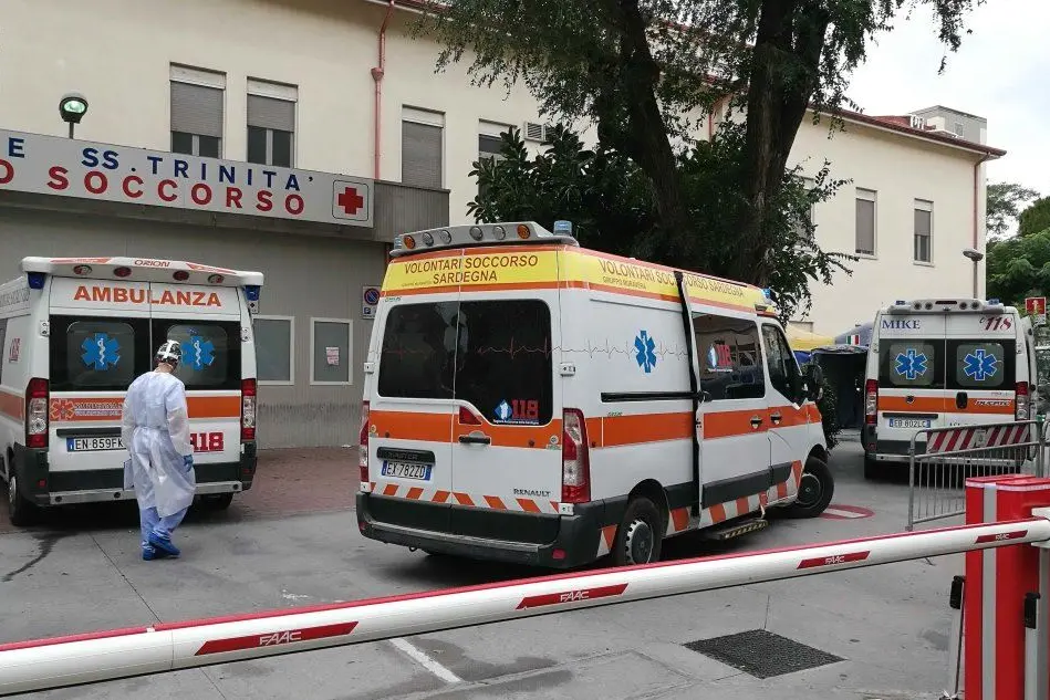 Le ambulanze in fila (Foto L'Unione Sarda - Ungari)