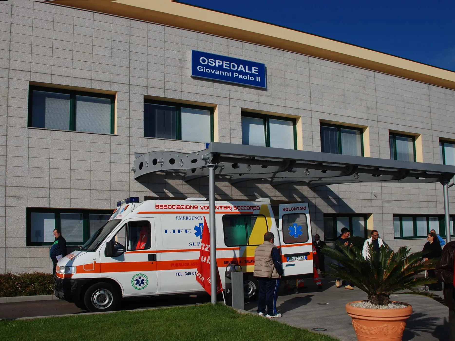 L'ingresso dell'Ospedale Giovanni Paolo secondo