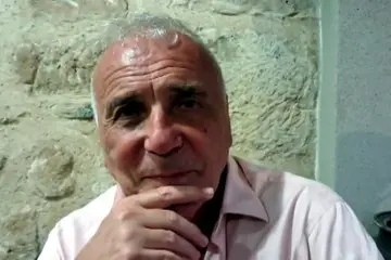Parigi, l’incontro con lo sceneggiatore Jacques Fieschi: «Amo la Sardegna da La Maddalena a Cagliari»